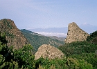 La Gomera, links Roque Zarcita (1223 m), rechts Roque Ojilla (1171 m) – sie zählen zur Gruppe der Roques und sind Überbleibsel von Vulkanschloten. Rechts im Hintergrund grüßt der Teide von Teneriffa. : Felsen